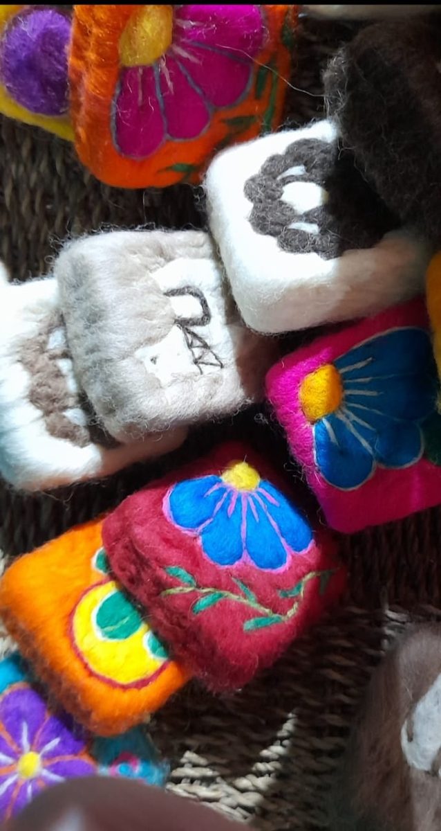 Piezas de fieltro de colores con flores bordadas
